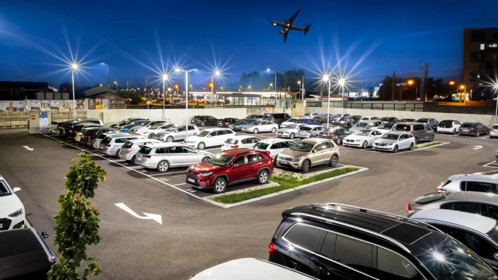 Bécs reptér parkolás: Parkoló autók a TOM Parking bécsi repülőtér parkolójában